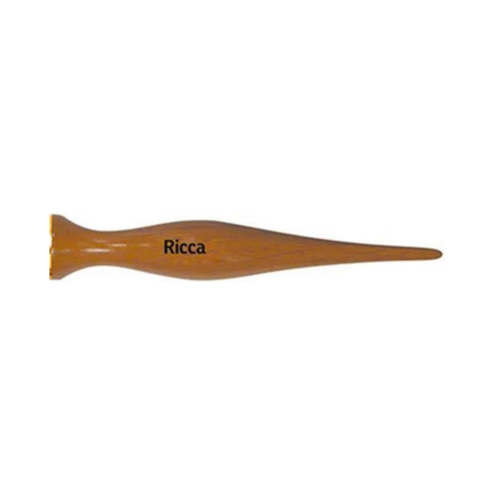 Detalhe do cabo de madeira ergonômico da escova Ricca