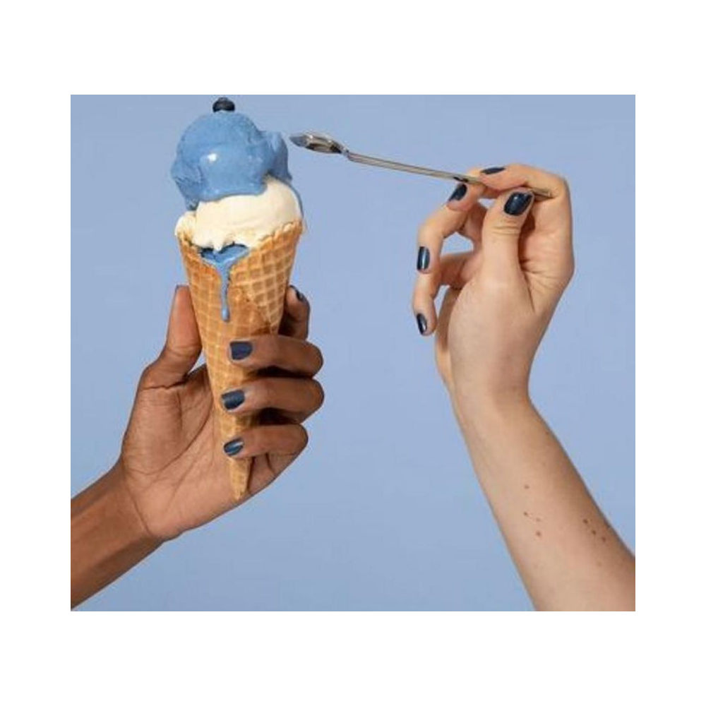 Mãos com esmalte Risqué Sorbet de Mirtilo Metálico segurando sorvete