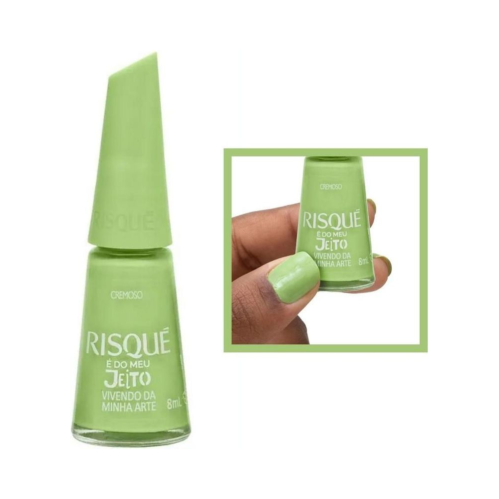 Frasco e unha pintada com esmalte Risqué verde cremoso 8ml