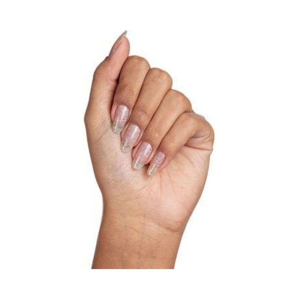 Mão segurando esmalte Risqué mostrando acabamento glitter nas unhas