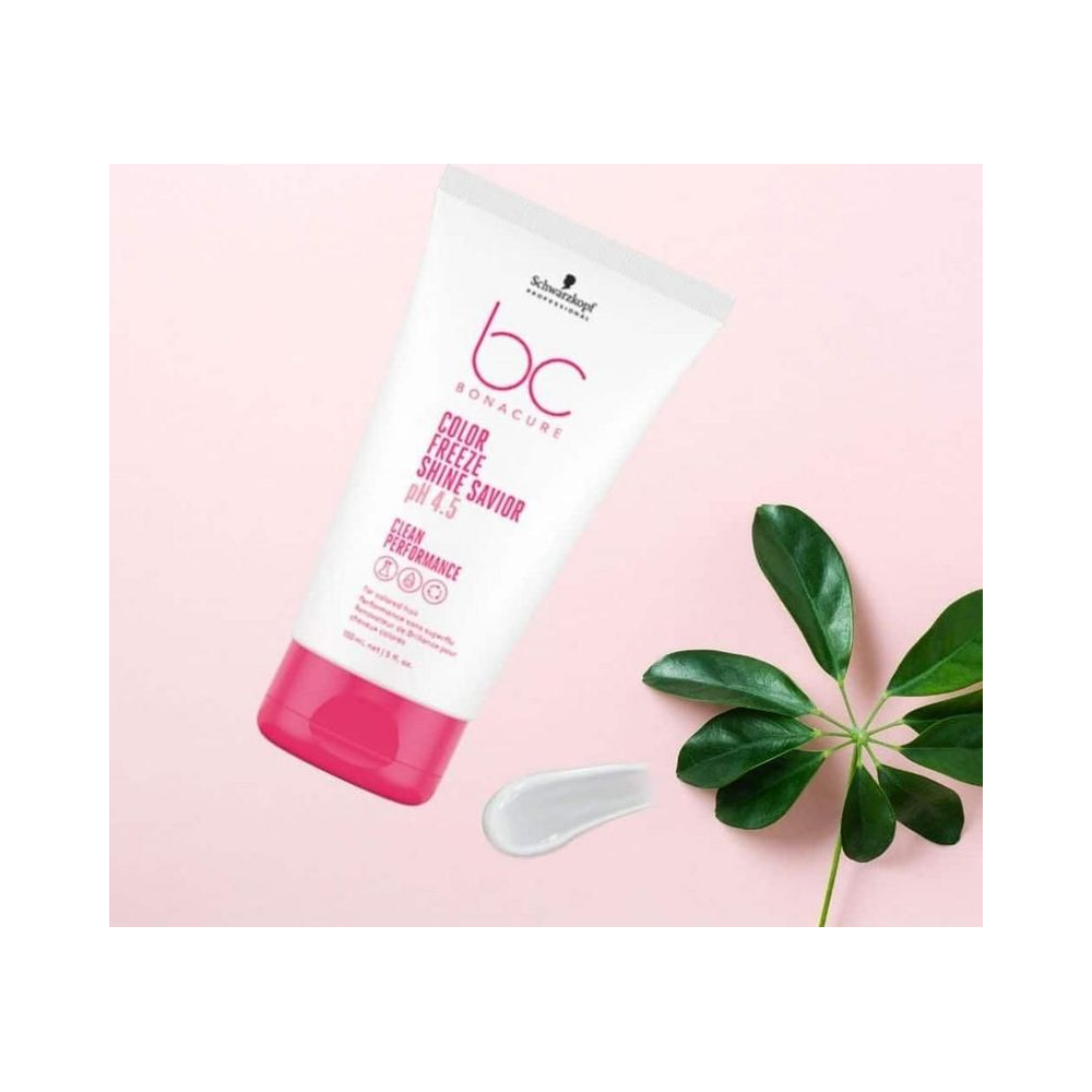 Leave-in Bonacure sobre fundo rosa claro com porção do produto espalmado