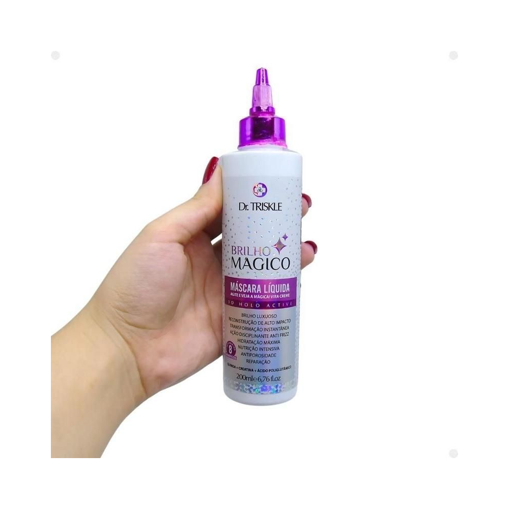 Mão segurando Máscara Líquida Capilar Triskle Brilho Mágico 200ml