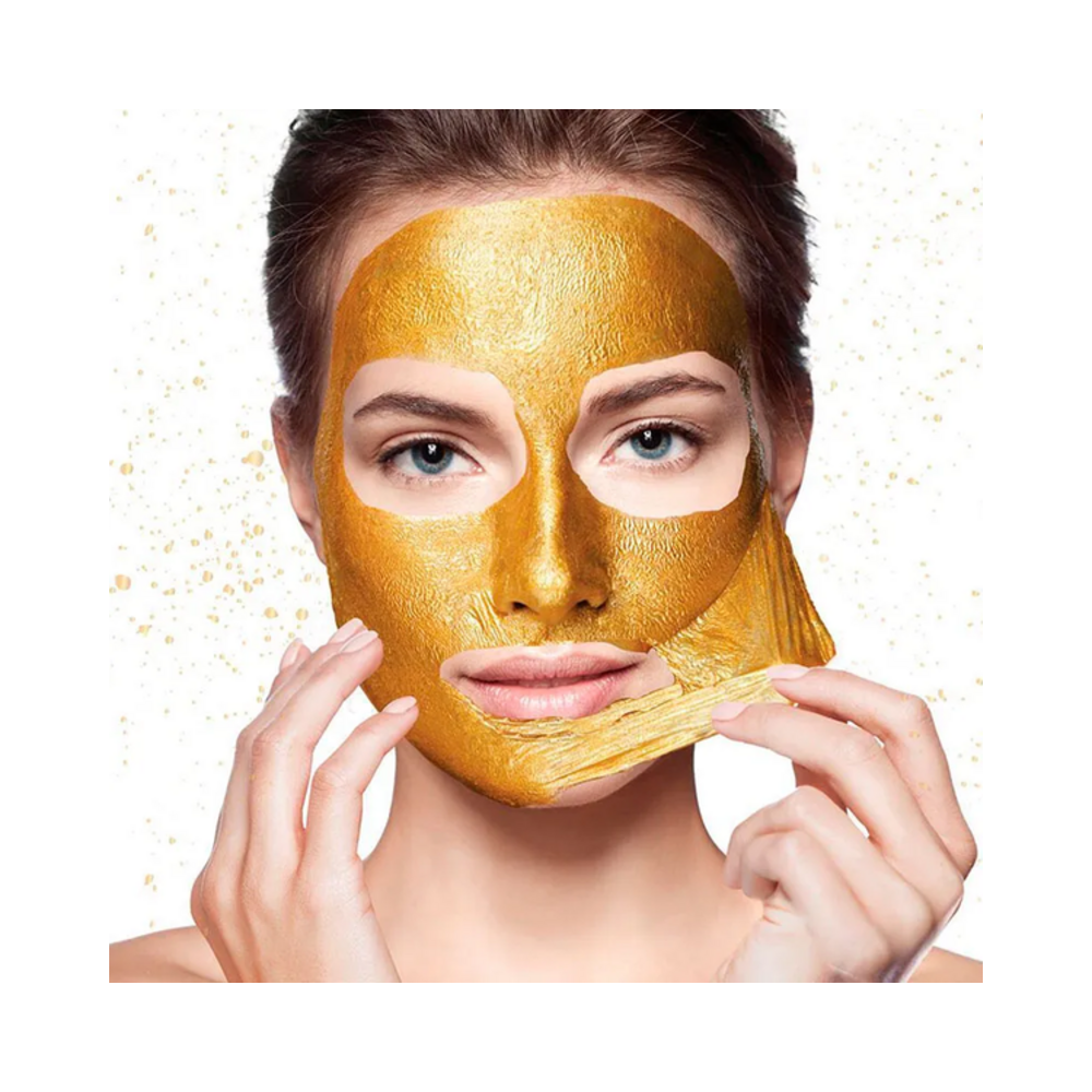 Mulher removendo a máscara dourada peel-off, mostrando resultado luminoso da pele