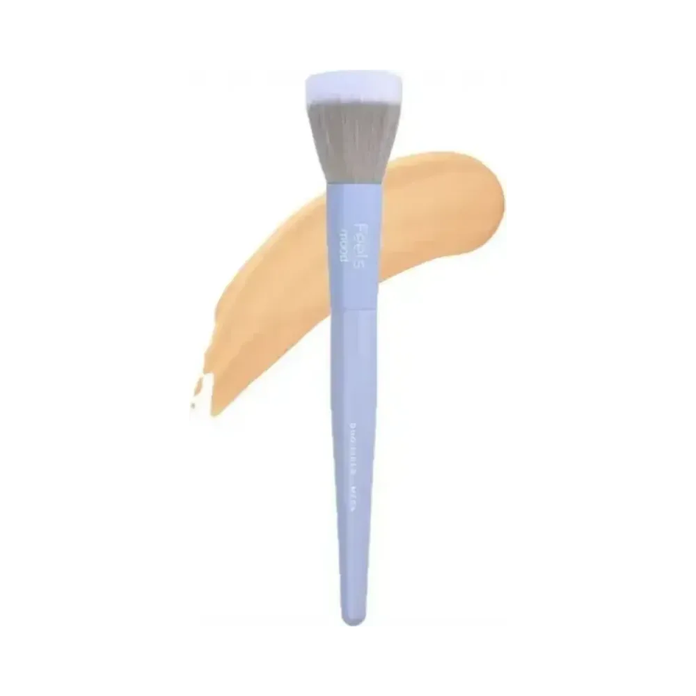 Pincel Duo Fiber MF04 Ruby Rose sobre fundo branco com mancha de base
