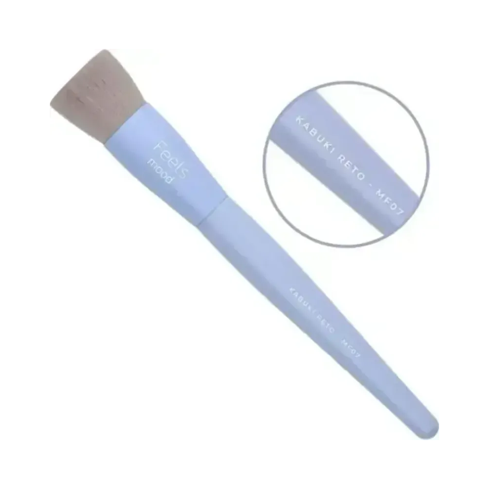 Detalhe do cabo azul pastel e das cerdas densas do Pincel Kabuki MF07 Ruby Rose