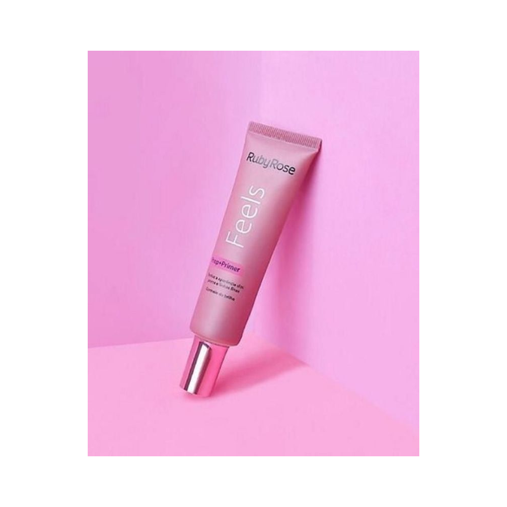 Primer Ruby Rose Feels em fundo rosa, embalagem inclinada