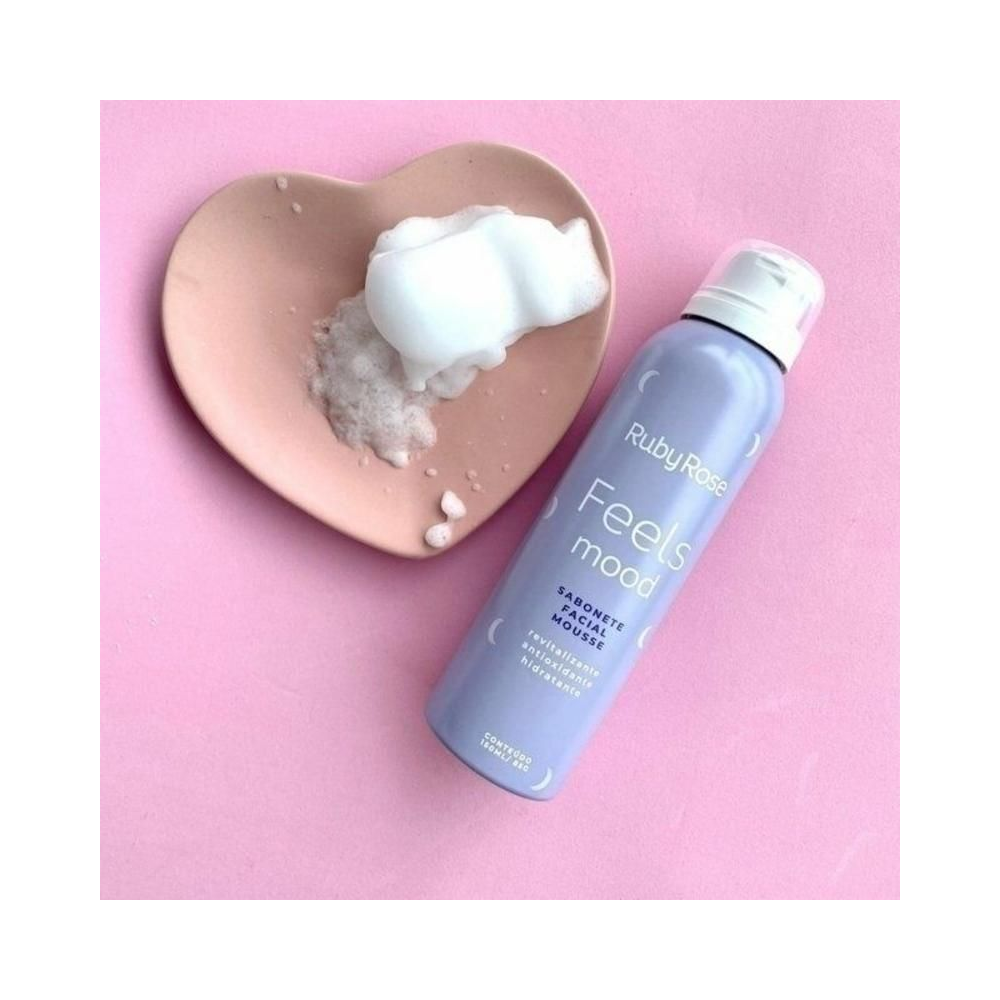 Sabonete Facial Ruby Rose Mousse 150ml com espuma em prato em formato de coração