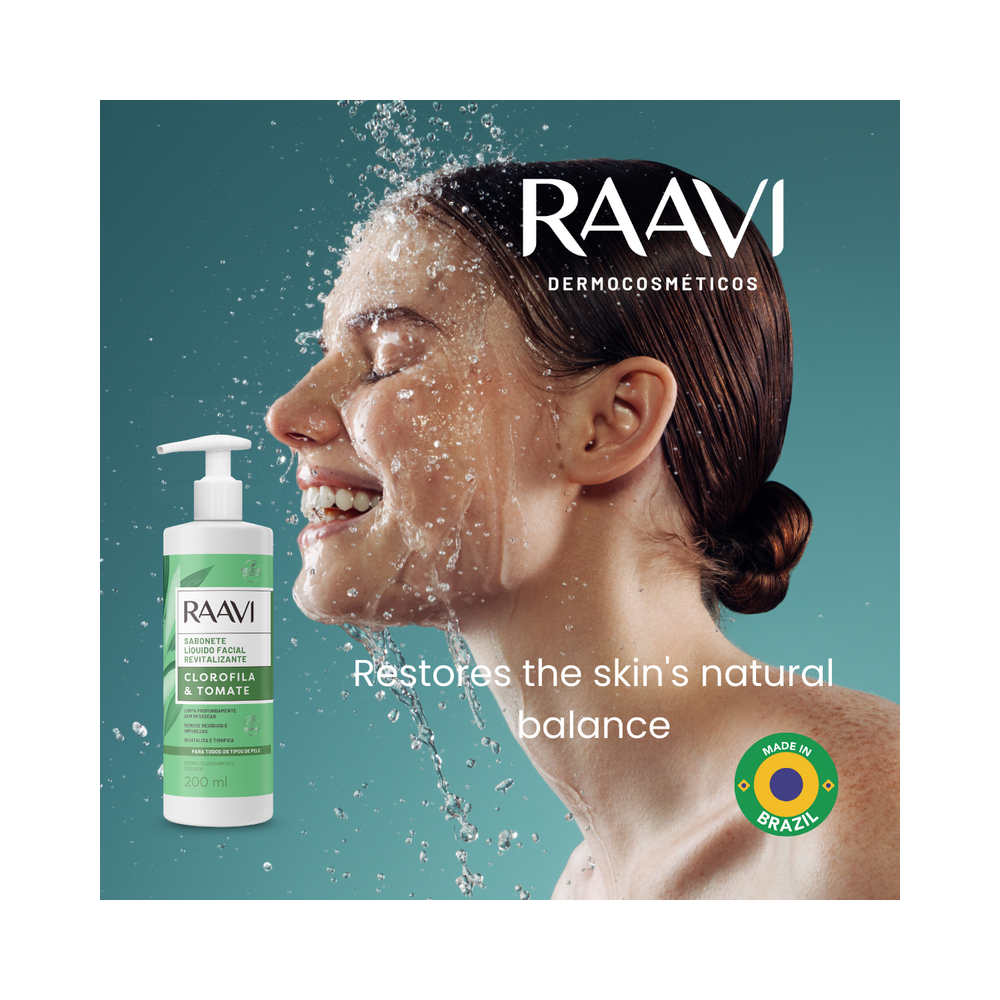 Sabonete Líquido Raavi ao lado de modelo com rosto refrescado por água