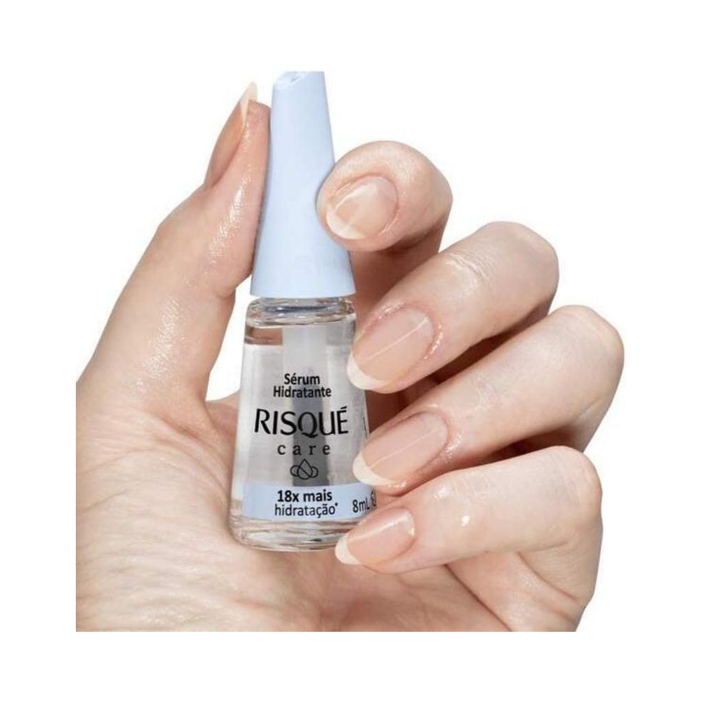 Mão segurando o Sérum Hidratante Risqué Care com foco no produto